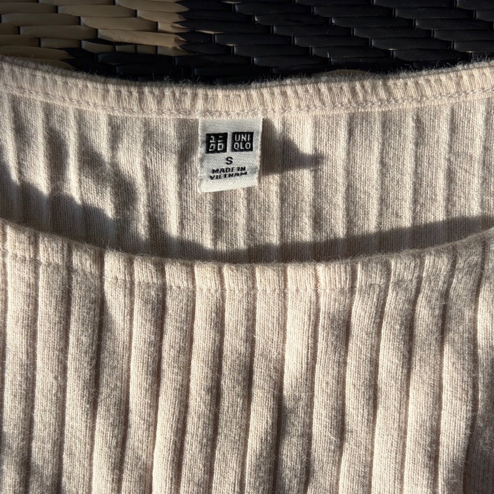 Uniqlo Women’s Sz S Ribbed Knit Top in Creamy White